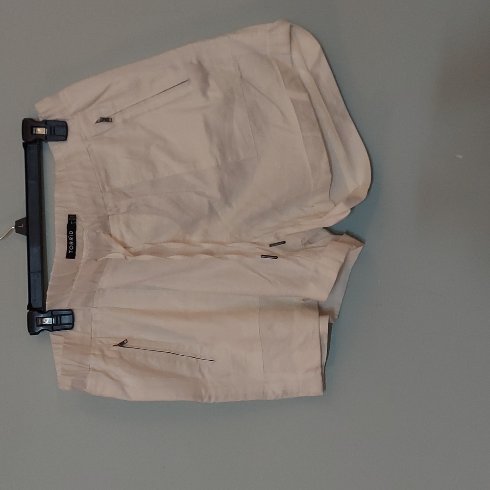 Torrid White Linen shorts size Plus Size 1 NWT!!